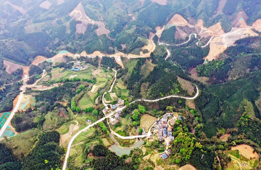 蜿蜒的農(nóng)村公路編織出四通八達的鄉(xiāng)村公路網(wǎng)。