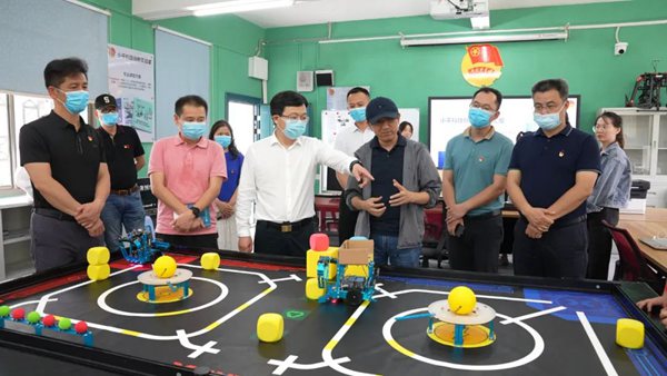 市教育局局長唐標(biāo)明（前排左三）率隊(duì)到學(xué)校調(diào)研。陽青波攝