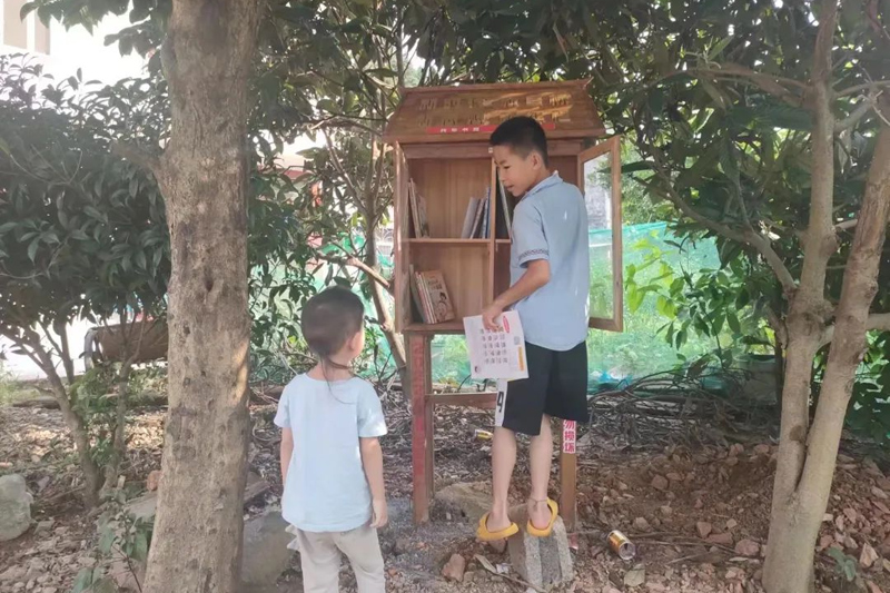孩子們借閱圖書。