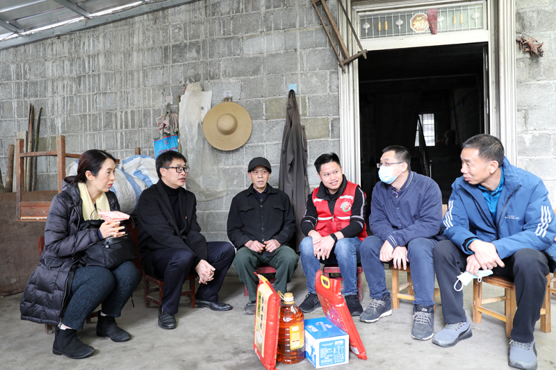 南寧軌道交通集團(tuán)副總經(jīng)理譚文舉走訪慰問(wèn)困難黨員