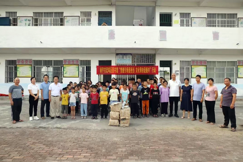 2022年6月17日，南寧市武鳴區(qū)圖書館到寧武鎮(zhèn)培桂小學(xué)開展“黨建引領(lǐng)顯擔(dān)當(dāng) 文化幫扶促振興”活動