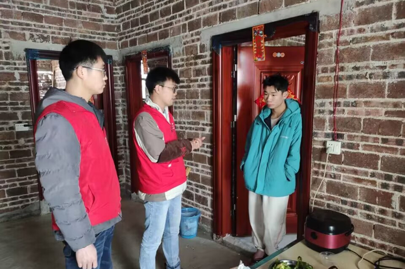 容林峰與工作隊(duì)員家訪學(xué)生。