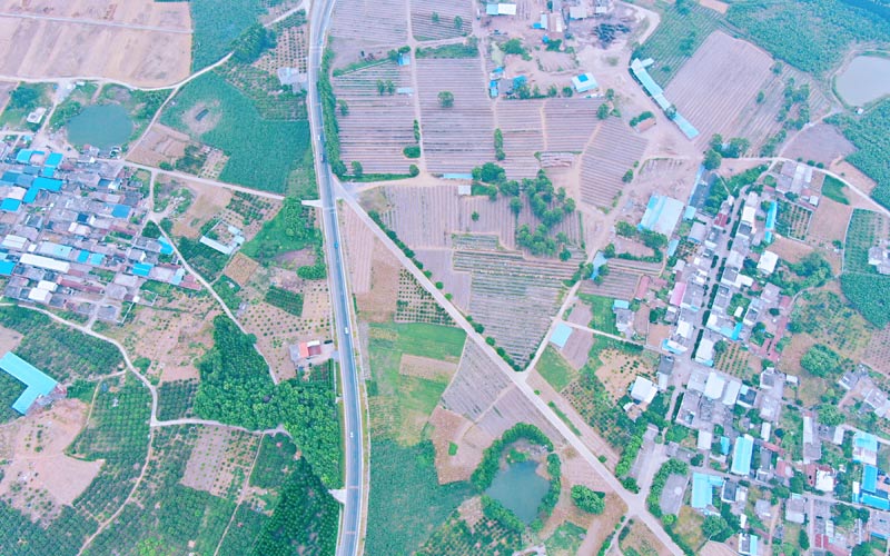 航拍下的公路（陳莉莉攝）