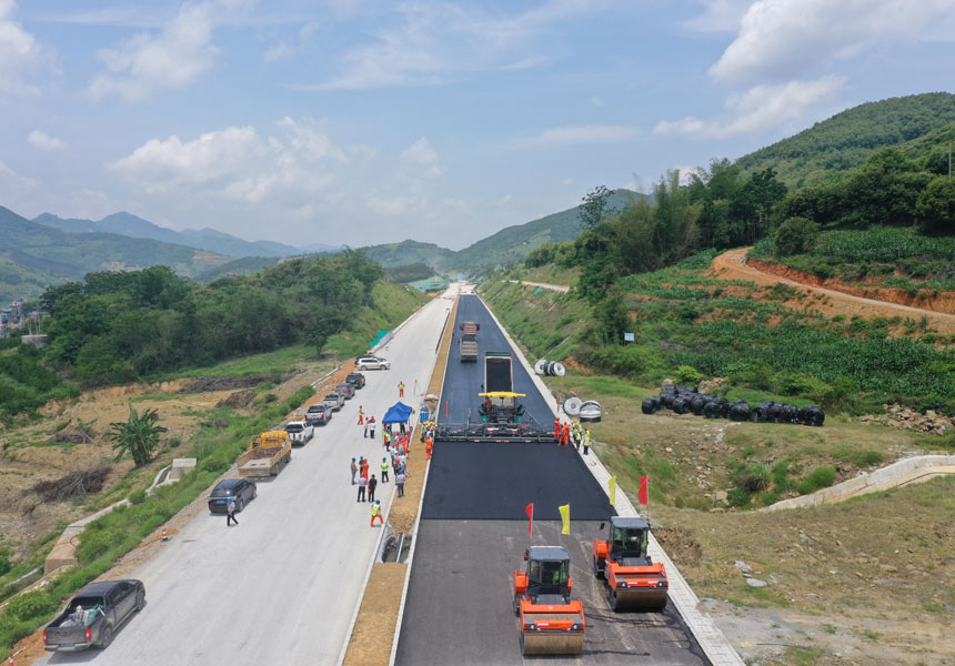 2022年5月29日，田西高速第三標(biāo)段順利完成全線首段瀝青中面層試驗(yàn)段攤鋪任務(wù)。彭鵬攝