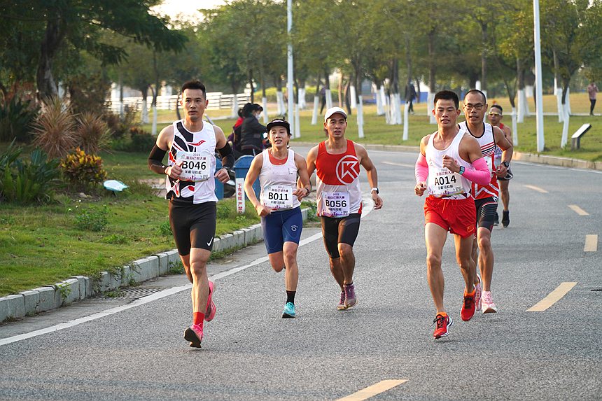 參賽選手熱情奔跑。廣西旅發(fā)南國體育賽事有限公司供圖