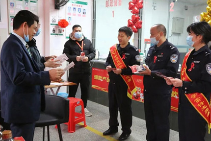 廣西監(jiān)獄系統(tǒng)開展“共抗艾滋 共享健康”主題宣傳活動為做好艾滋病防治工作，廣西監(jiān)獄系統(tǒng)開展“共抗艾滋 共享健康”主題宣傳活動，營造濃厚的宣傳氛圍……【詳細】 