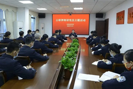 貴港監(jiān)獄開展公職律師講憲法主題活動座談會上，青年警察結合自身工作實際，就如何做好學法用法、公正執(zhí)法，如何凝聚青春力量，發(fā)揮青年作用，推動監(jiān)獄工作高質量發(fā)展開展討論……【詳細】 