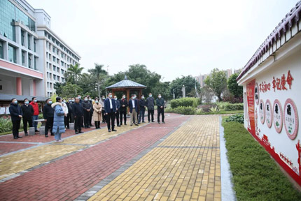 梧州市委政法委機(jī)關(guān)黨支部開展清廉機(jī)關(guān)黨風(fēng)廉政和黨史學(xué)習(xí)教育主題活動(dòng)活動(dòng)中，全體黨員干部首先來到梧州職業(yè)學(xué)院廉潔文化基地“清蓮園”開展廉政教育，“清蓮園”內(nèi)精心設(shè)計(jì)了正風(fēng)亭、清風(fēng)長(zhǎng)廊、廉政石刻、廉政文化墻等景觀?！驹敿?xì)】 