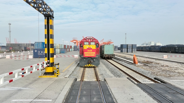 2023年首列年貨班列在欽州鐵路集裝箱中心站準(zhǔn)備發(fā)車。趙藝博攝