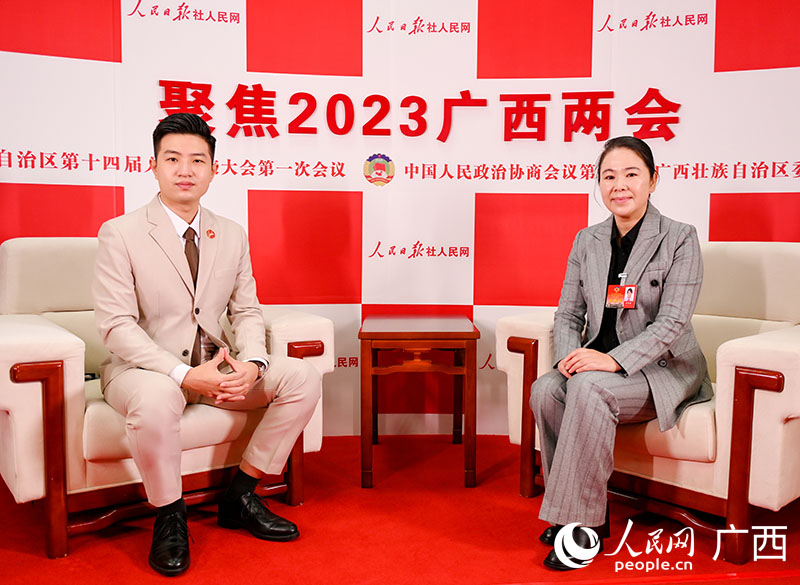 覃曼東（右）接受專訪。人民網(wǎng)記者 嚴(yán)立政攝