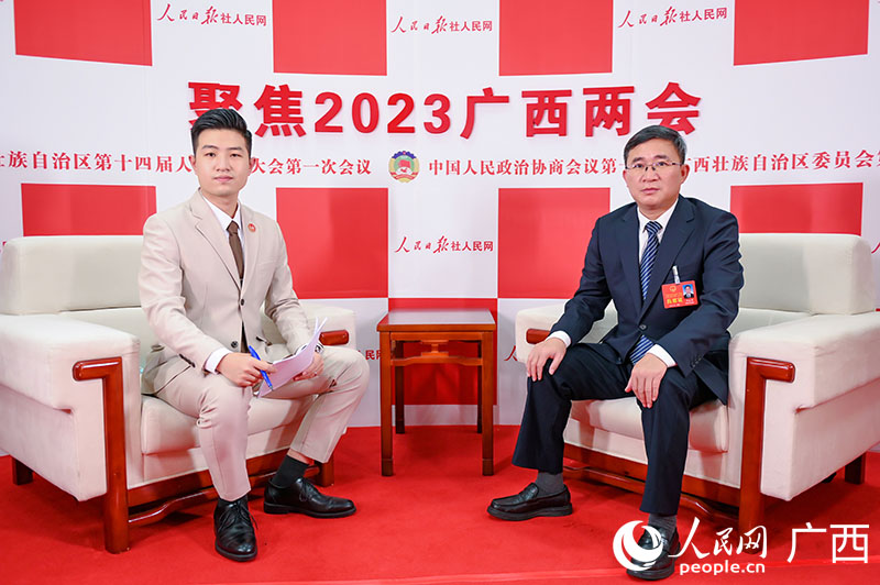 鄧忠耀（右）接受專訪。人民網(wǎng)記者 嚴立政攝