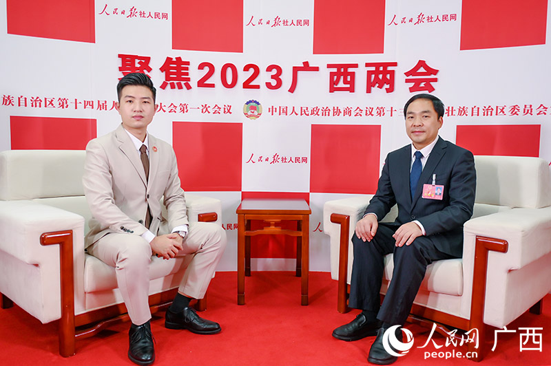 楊勝濤（右）接受專訪。人民網(wǎng)記者 嚴(yán)立政攝
