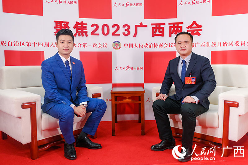 陸華靜（右）接受專訪。人民網(wǎng)記者 嚴(yán)立政攝