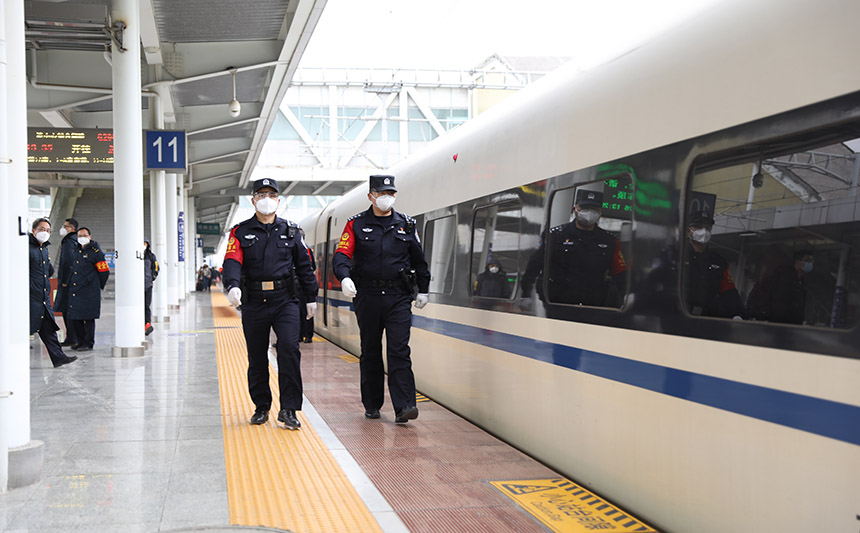G2961次列車乘警在站臺(tái)巡邏。胡玄德攝