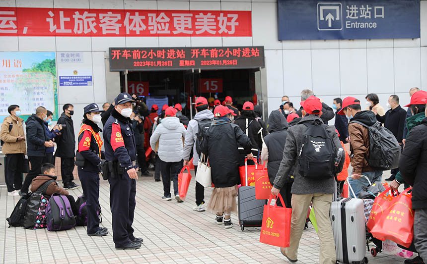 民警在進站口引導返粵務工人員有序進站。胡玄德攝