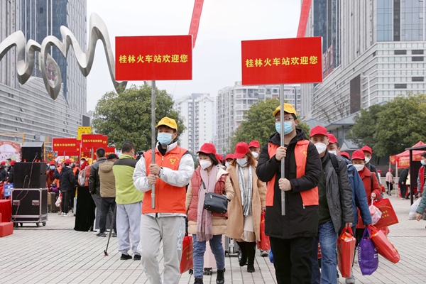 青年志愿者引導(dǎo)務(wù)工專列旅客有序進(jìn)站。陳雨雨攝