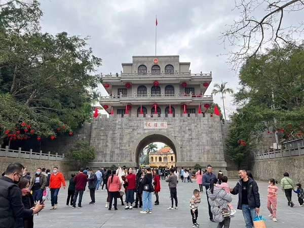 游客在友誼關(guān)關(guān)樓游玩。