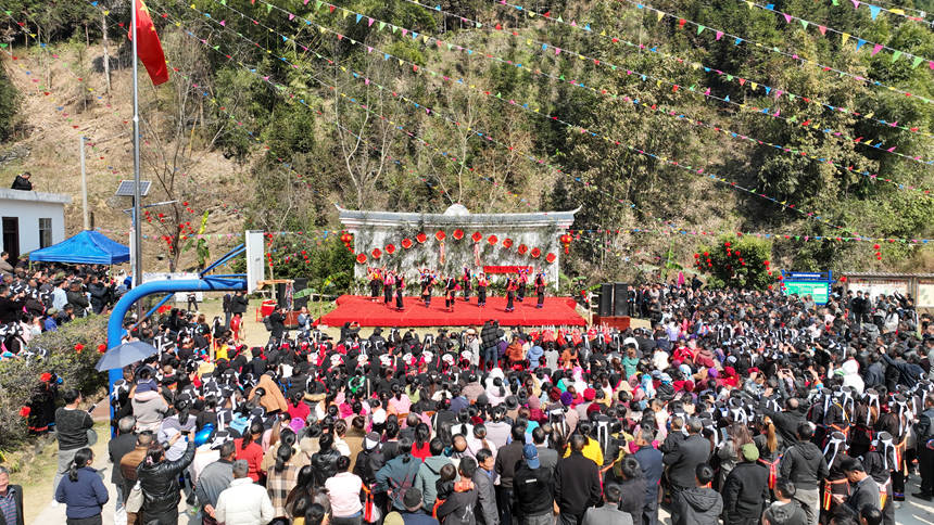百朝村第八屆瑤族民間文化節(jié)現(xiàn)場(chǎng)熱鬧非凡。