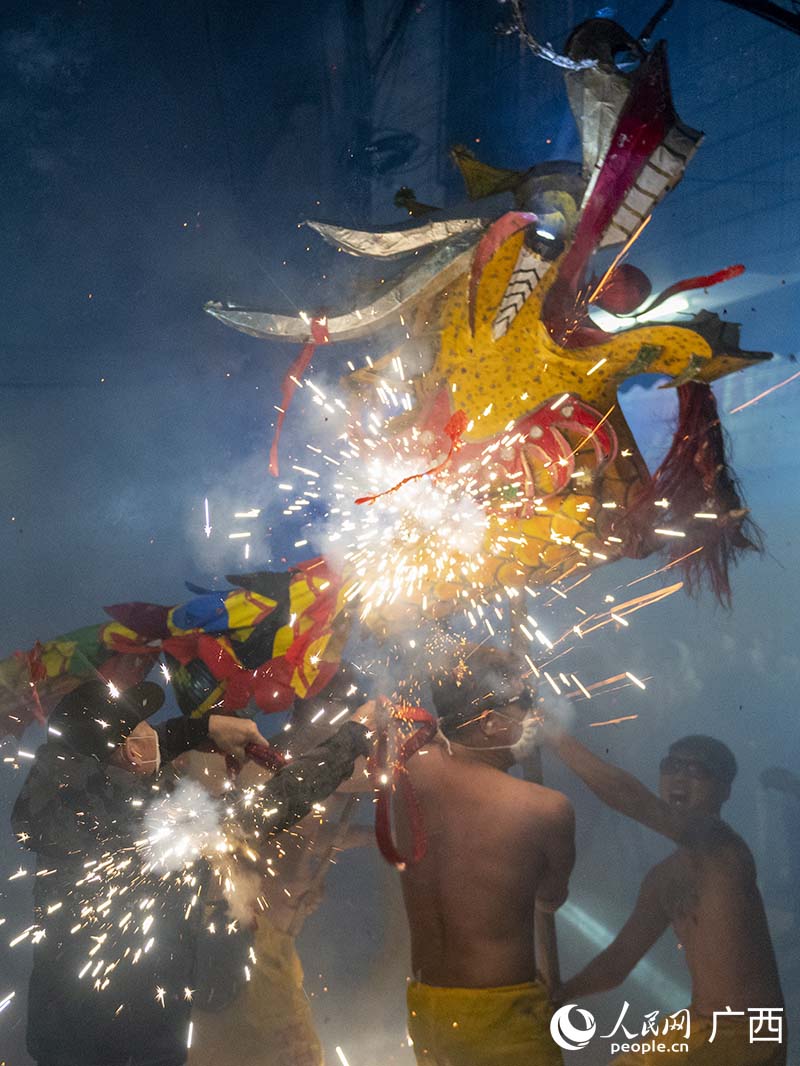 在賓陽(yáng)縣城，人們點(diǎn)燃鞭炮“炸龍”以博得一年好兆頭。人民網(wǎng) 嚴(yán)立政攝