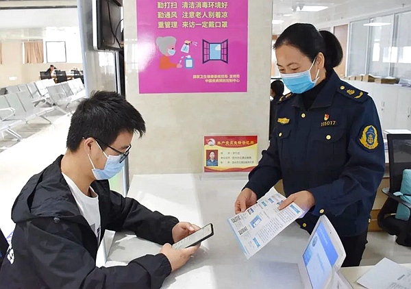 2.賀州市民服務(wù)中心交通運輸局綜合窗口工作人員宣傳跨省通辦服務(wù)