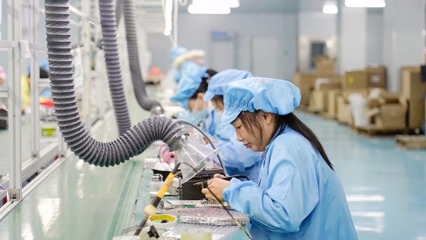 廣西銳賽電子科技有限公司生產(chǎn)車間里，工人正在熟練地進行模具注塑、SMT貼片、機器組裝等工作。何廣應攝 (3).jpg