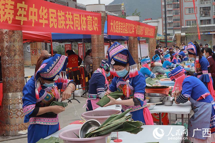 包粽粑比賽現場。人民網 班小晴攝