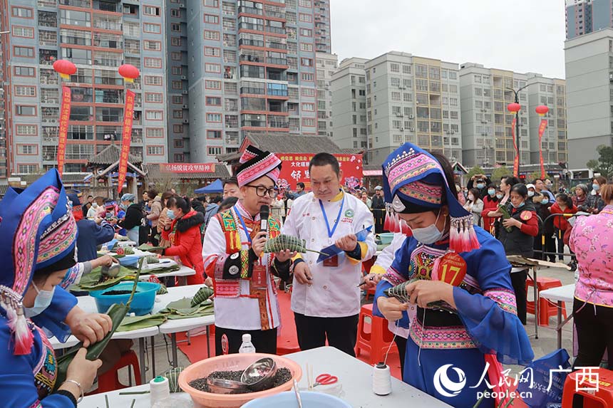 “鄰里粽粑節(jié)”包粽粑大比拼活動(dòng)。人民網(wǎng) 班小晴攝