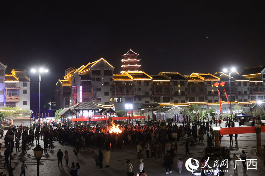 篝火晚會現(xiàn)場。人民網(wǎng) 班小晴攝