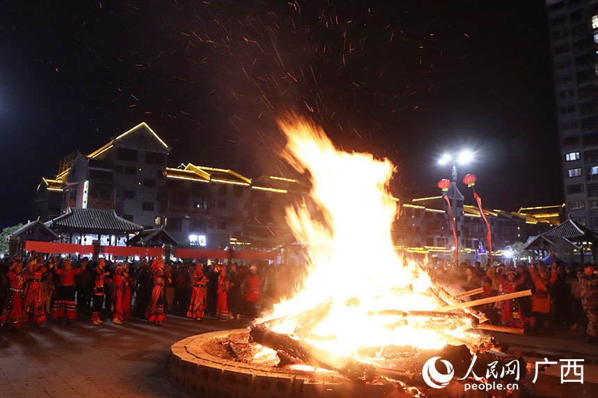 篝火晚會(huì)熱鬧非凡。人民網(wǎng) 班小晴攝