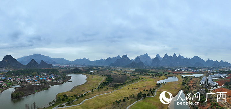 環(huán)抱桂海晴嵐的群山。人民網(wǎng) 付華周