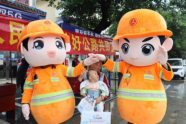 鹿寨公路養(yǎng)護(hù)中心“路哥路姐”到社區(qū)開展“5·26我愛路”宣傳活動(dòng)