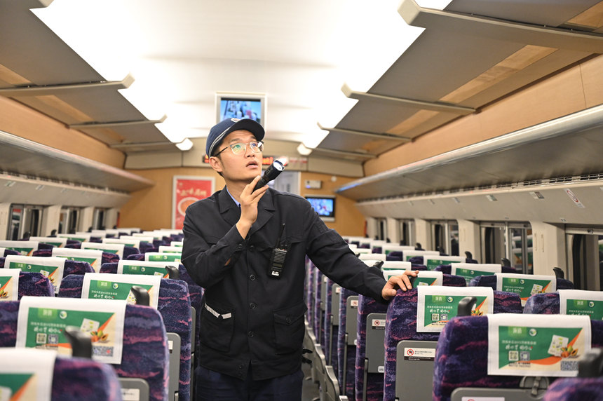 圖為地勤機(jī)械師檢查車廂設(shè)備