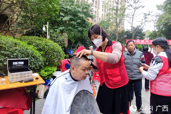志愿者為居民免費理發(fā)。人民網(wǎng)記者 王勇攝