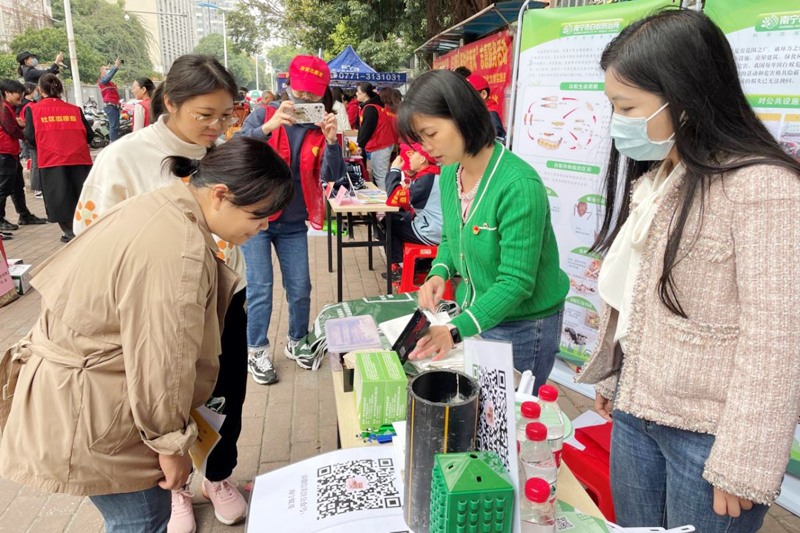 志愿者向市民展示白蟻活體標(biāo)本
