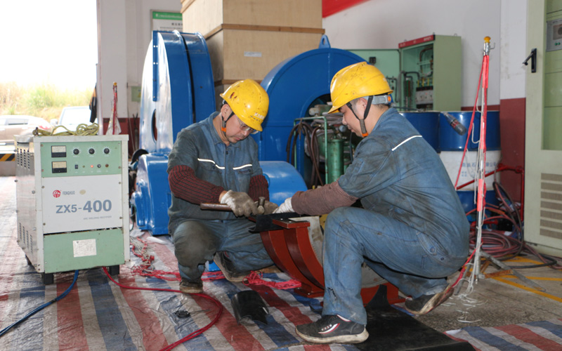 3月5日,蒙山發(fā)電分公司新古排水電站冬修工作正如火如荼進(jìn)行中。