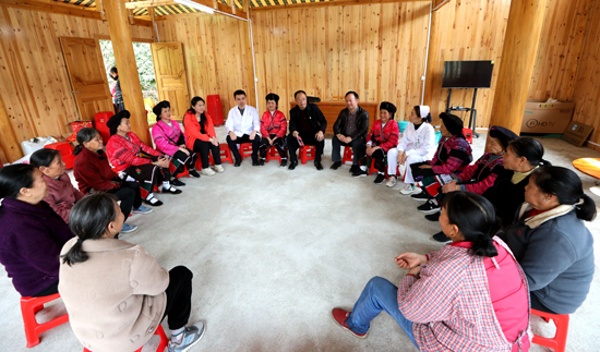 醫(yī)院黨員和山茶組的村民在新落成的文化活動(dòng)中心學(xué)習(xí)、交流。楊實(shí)可攝