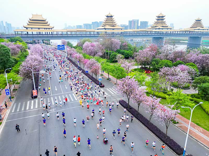 參賽選手通過柳州市區(qū)鳳凰嶺大橋附近賽段。賽事組委會供圖