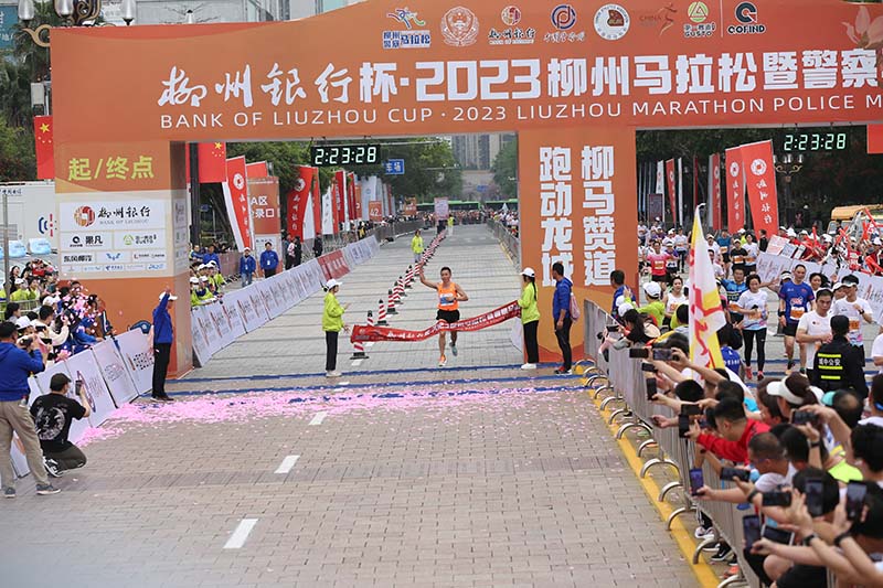 參賽選手終點(diǎn)沖刺。王緝寧攝