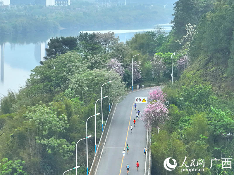 參賽選手在柳州環(huán)江濱水大道奔跑。人民網(wǎng) 付華周攝