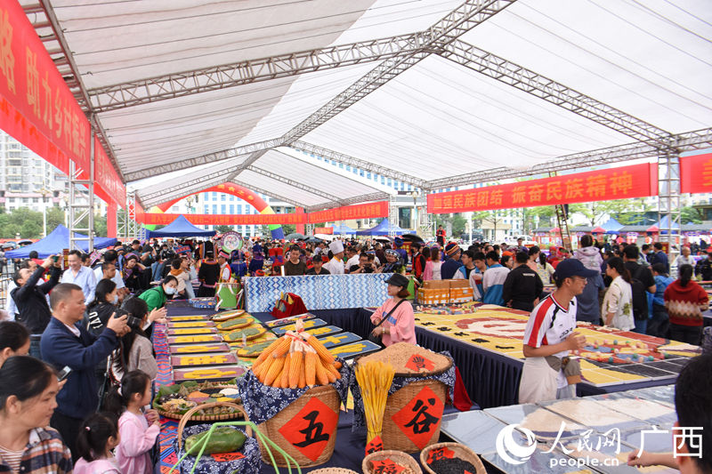 美食活動現(xiàn)場人山人海。人民網(wǎng) 王功孝攝
