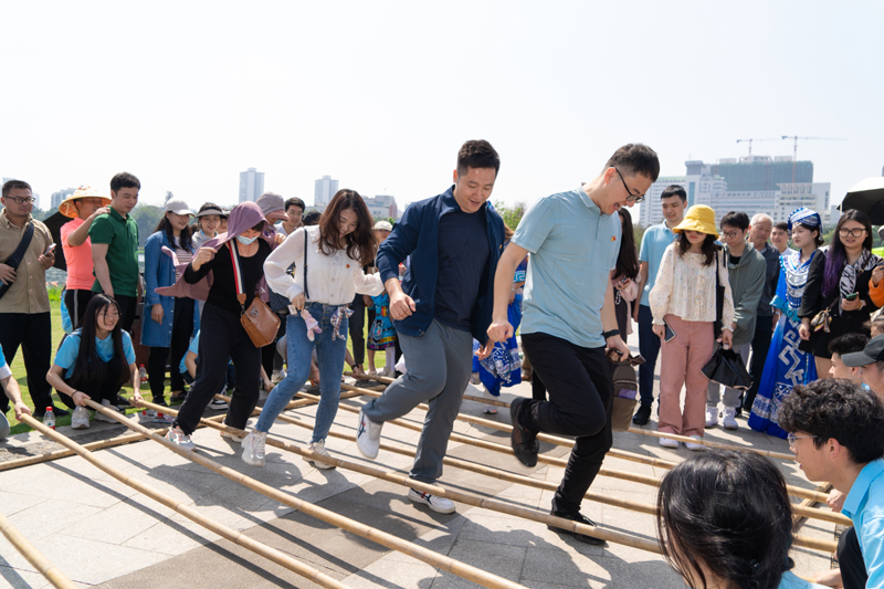 市民一起跳竹竿舞現(xiàn)場。