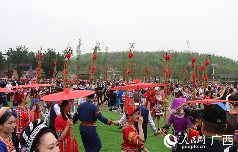 開(kāi)幕式活動(dòng)中的歡樂(lè)連心舞。人民網(wǎng)記者 彭遠(yuǎn)賀攝