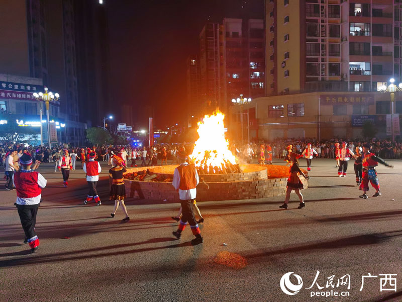 篝火狂歡。人民網(wǎng) 付華周攝