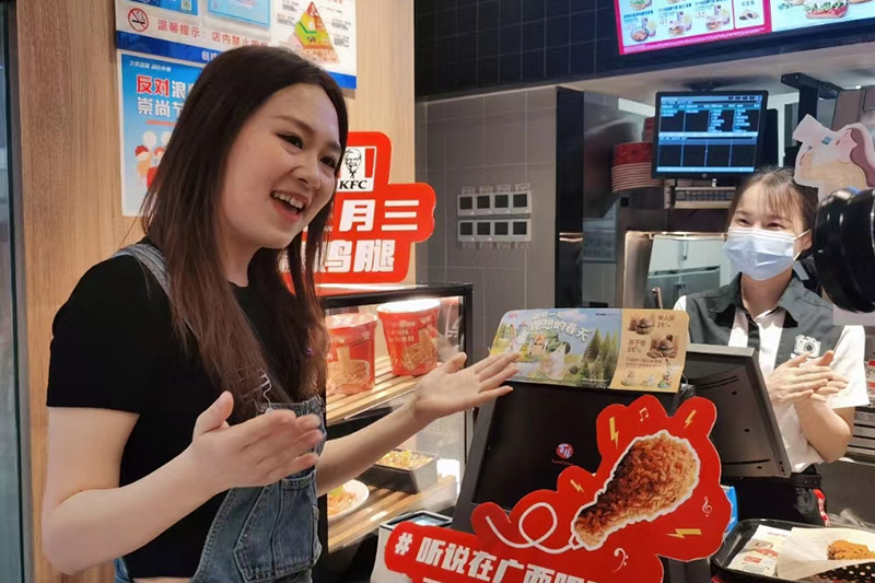 愛(ài)唱歌的朋友紛紛來(lái)到餐廳參加“唱歌贏取雞腿”的活動(dòng) 拷貝