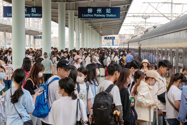 “壯族三月三”假日期間鐵路迎來客流出行高峰。趙波攝