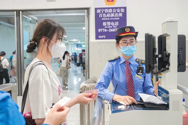 百色站工作人員為旅客核驗(yàn)車票。劉歡攝