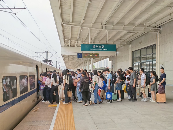 梧州南站旅客有序排隊(duì)乘車。唐燁攝