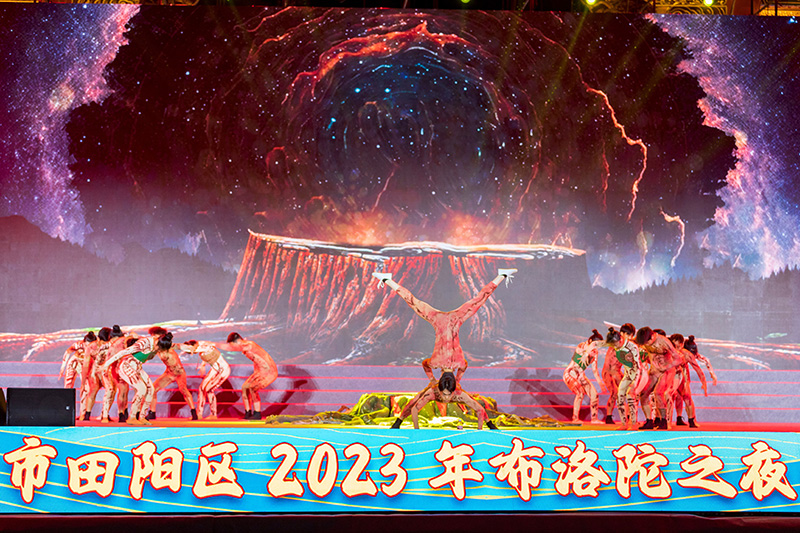 2023年4月26日，百色市田陽區(qū)布洛陀之夜文藝晚會演繹雜技舞蹈《壯·根》。黃福寧攝