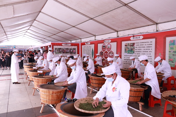 “貴茶杯”名優(yōu)茶品質(zhì)評價暨“貴港茶”手工技能大比拼活動。貴港市供銷社供圖.jpg
