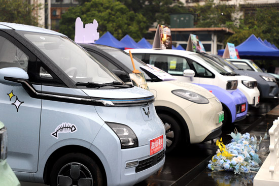 汽車展銷現(xiàn)場(chǎng) 覃美攝
